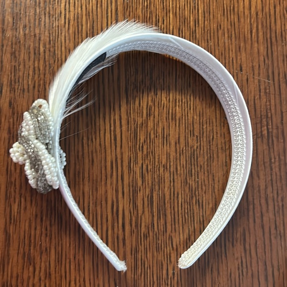 White headband with beaded art deco designen and featherhers - Picture 3 of 6